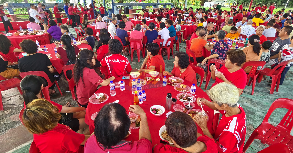 村民踊跃出席行动党拉惹依淡新村支部举办的元宵节聚餐活动。