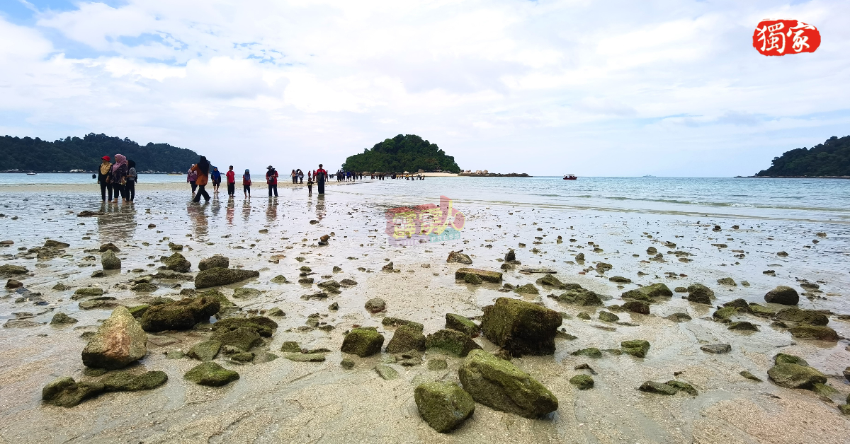 直落尼帕海滩退潮后，海岸处露出许多大小不一的礁石。