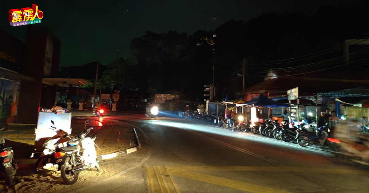 邦咯岛发生大停电，岛民外出只有依赖交通工具的照明设备。