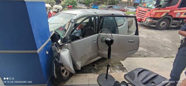 87岁华裔司机在意外后，头部受伤。