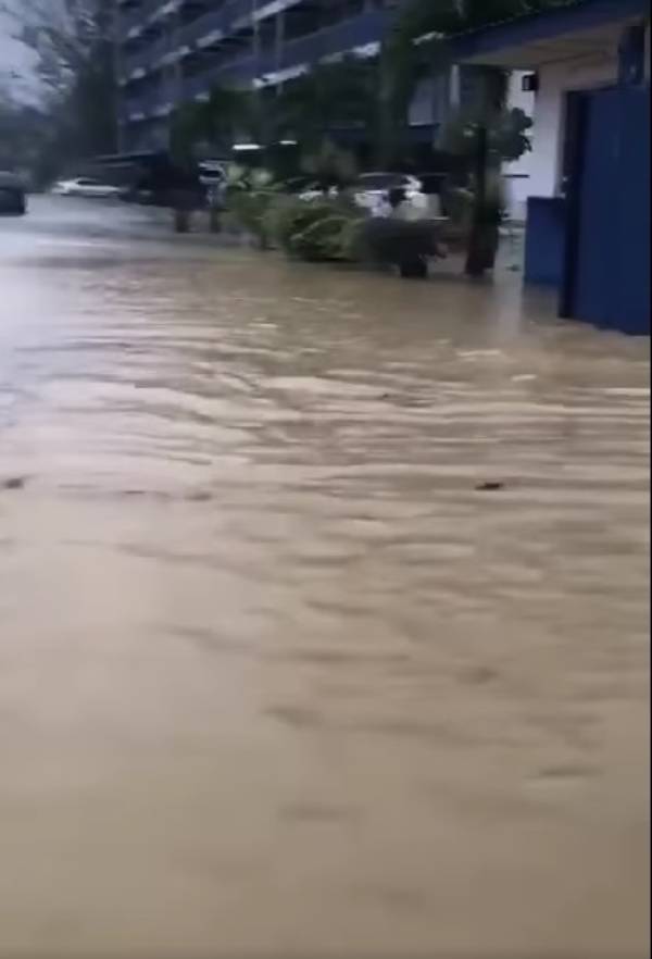 务边警局旁的道路也遭水淹盖。（图：自视频截图）