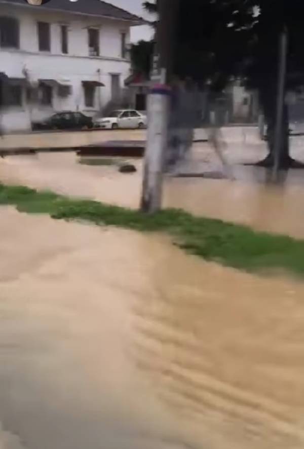 务边街场因一场豪雨而发生突发水灾。（图：自视频截图）