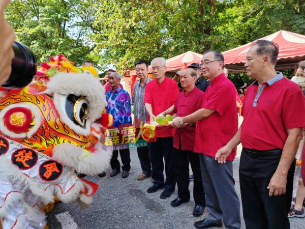 廖志明（右2起）、江先明及张业荣，获祥狮献瑞。