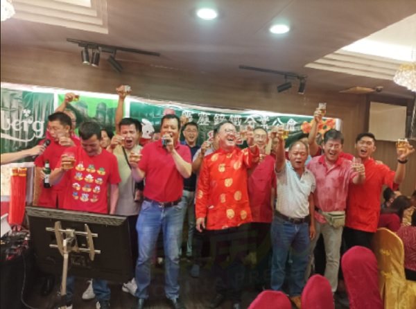 霹雳锌铁同业公会在会长陈禗峻带领下，举杯向来宾一起“饮盛”。