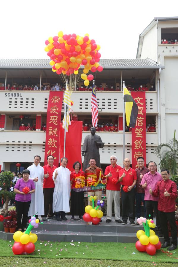 嘉宾为穆文常纪念碑主持揭幕仪式。左起为郑雅思、赵通强、易沛鸿、黄春兰、倪可敏、林国璋、陈锦亮、黄家和、廖志明及陈国辉。