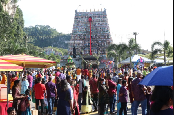 约有6万名信徒、国内外游客踊往斯里苏巴马廉兴都庙庆祝的大宝森节，现场人山人海，非常热闹。