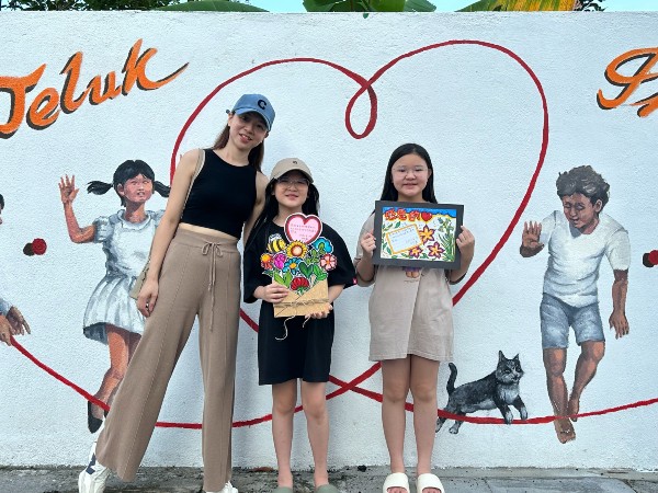 彭彩玲（左）与2名女儿展示精美的感恩卡，其中一个还是立体画呢。