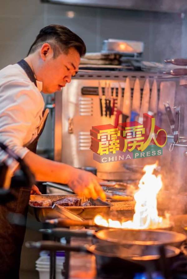 蔡伟坤的餐厅，推出了情人节套餐，准备各种烹调供情侣享用。