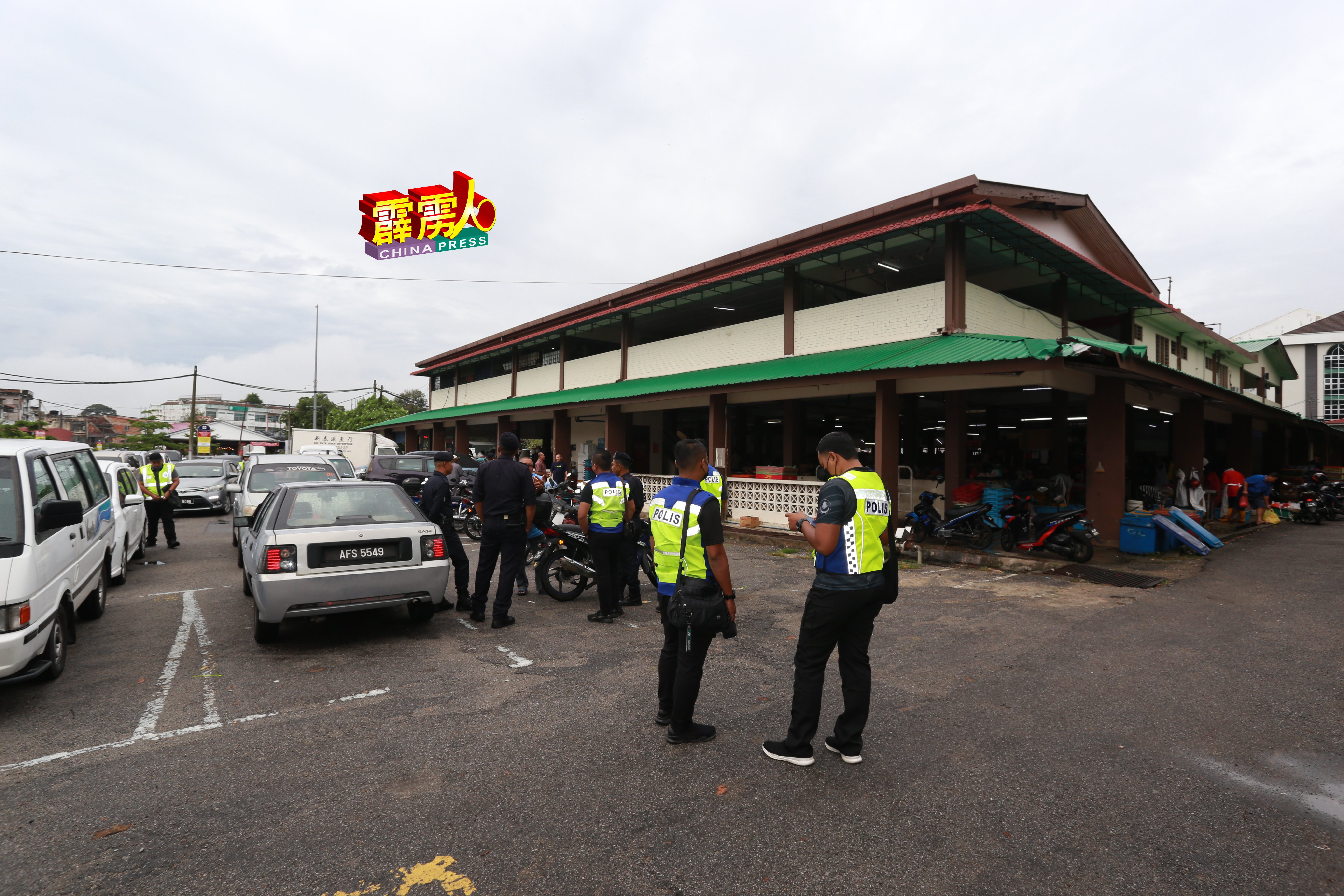 大批警员于週三（1日）清早，在江沙巴刹四週驻守。