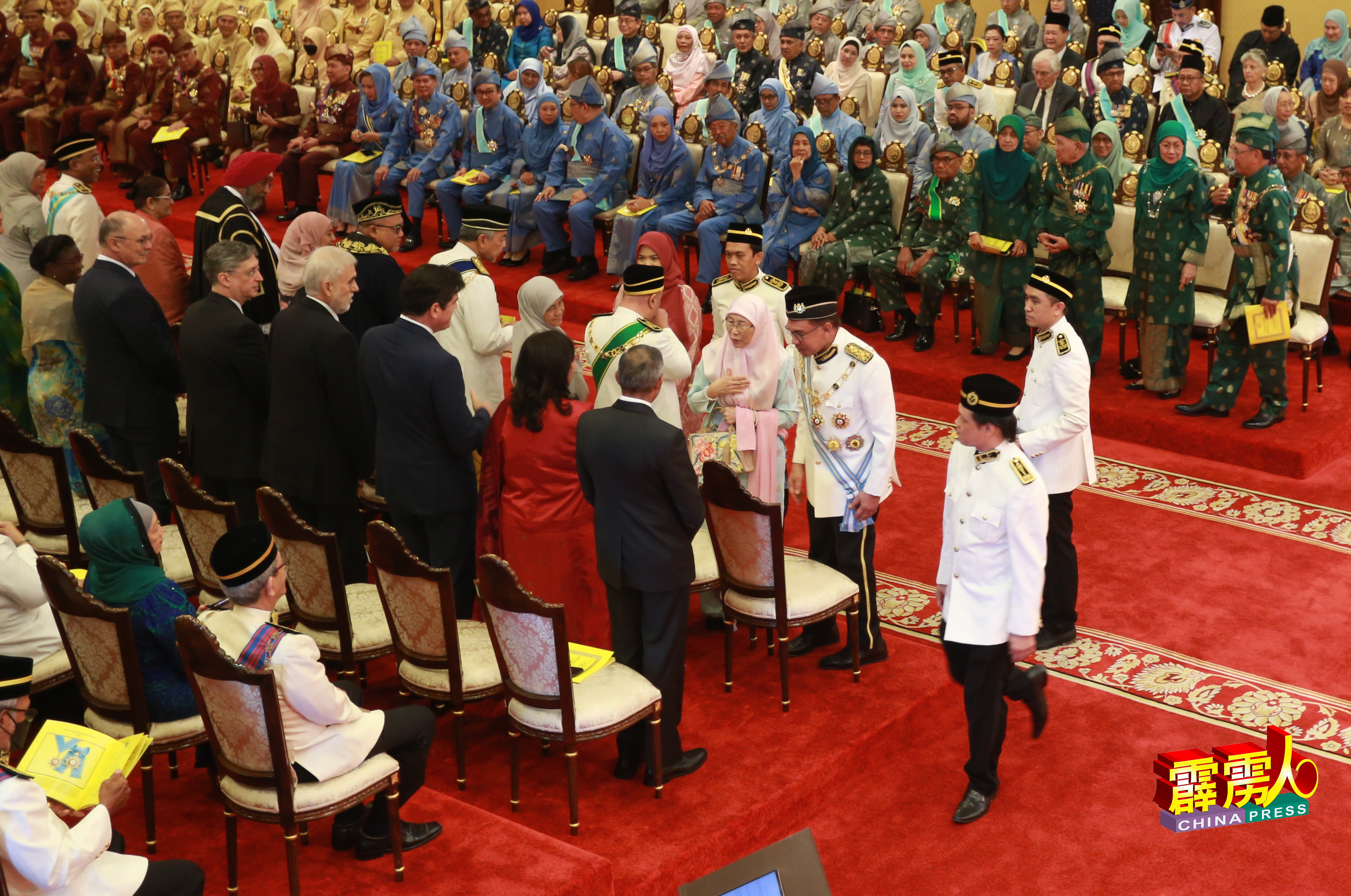 首相安华伉俪（右3）抵达江沙王宫时，向外国使节握手问候。
