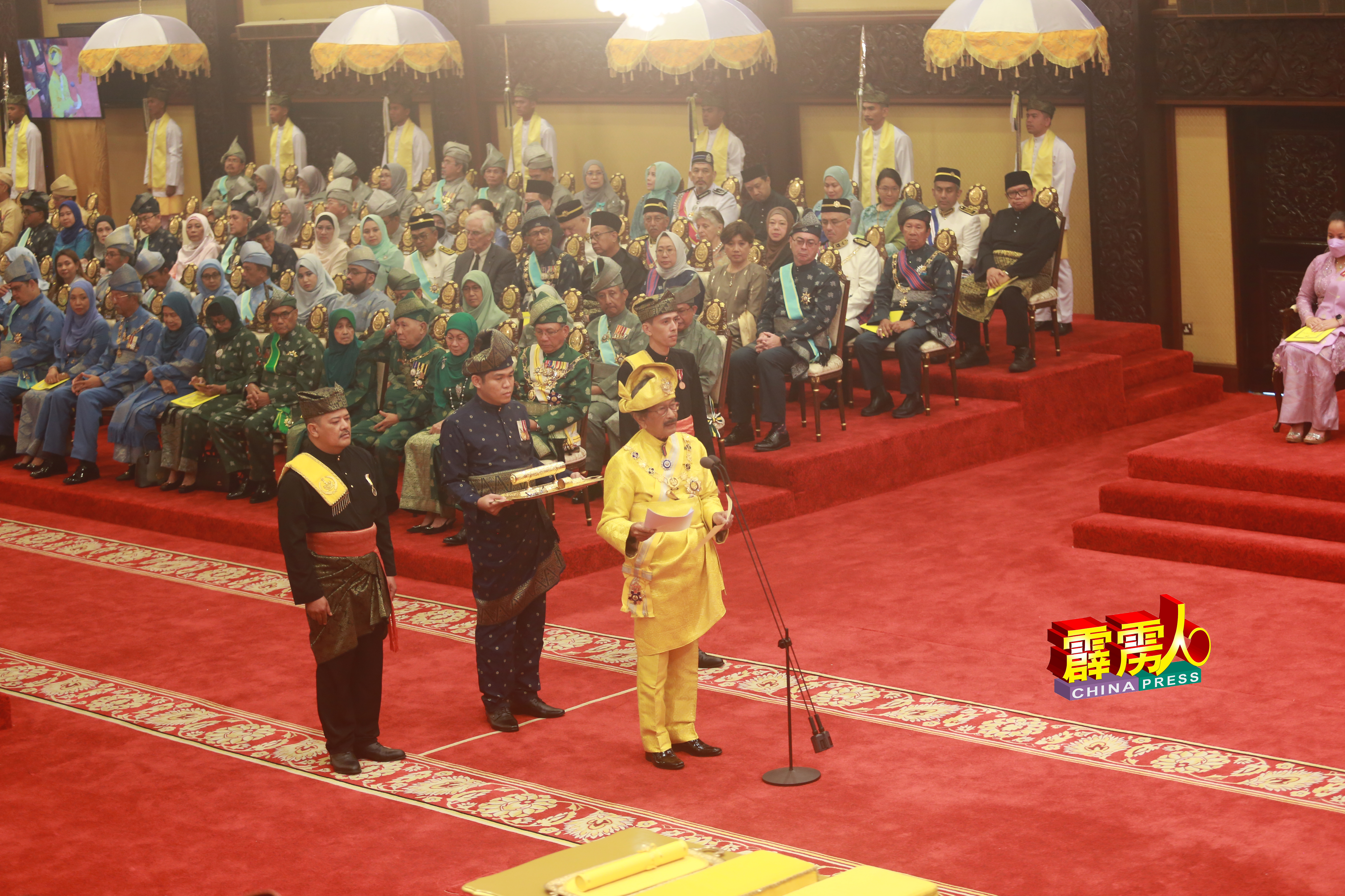 王储拉惹嘉化发发表效忠誓词。