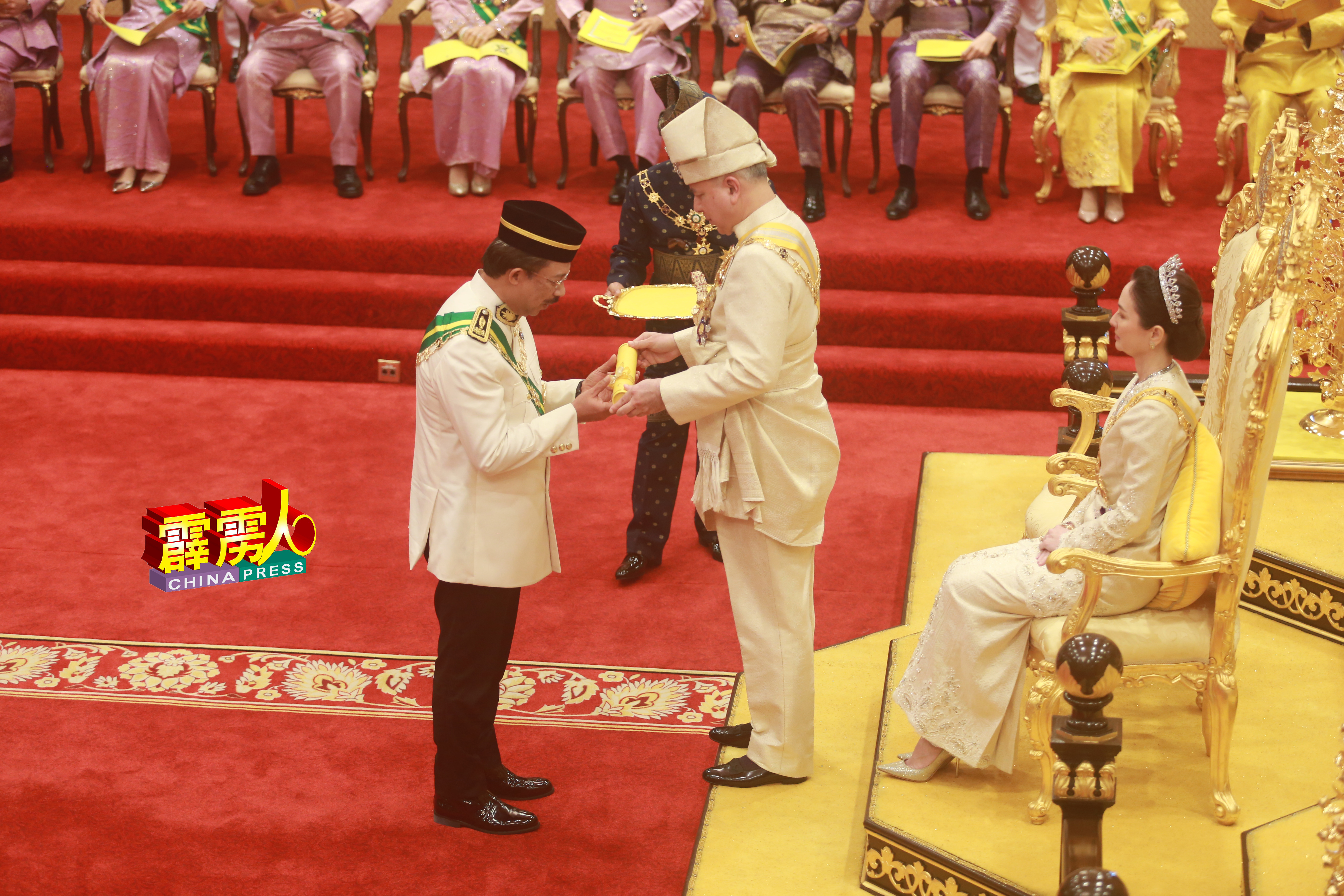 政府首席秘书丹斯里莫哈末祖基领衔受封SPCM拿督斯里勋衔。