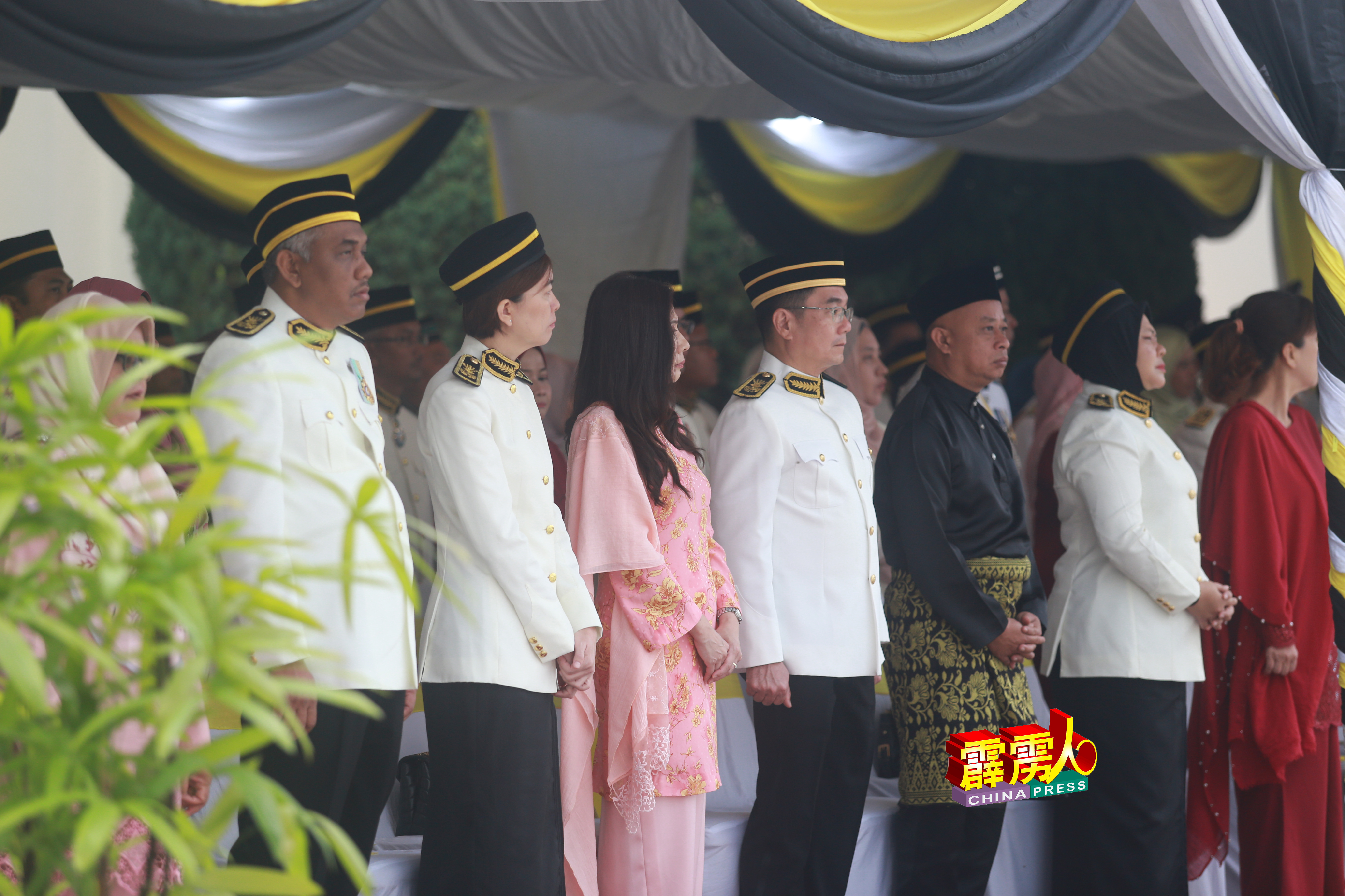 霹雳州议员黄诗情（左2）及郑国霖（左4）等人，週六早上在王宫出现霹雳州苏丹华诞检阅礼。