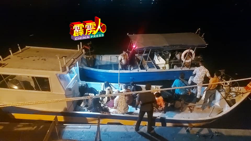 两艘渔船帮助下，所有获救者于昨晚9时20分停靠在红土坎大马皇家海军码头，被送至红土坎海军军事医院急救。