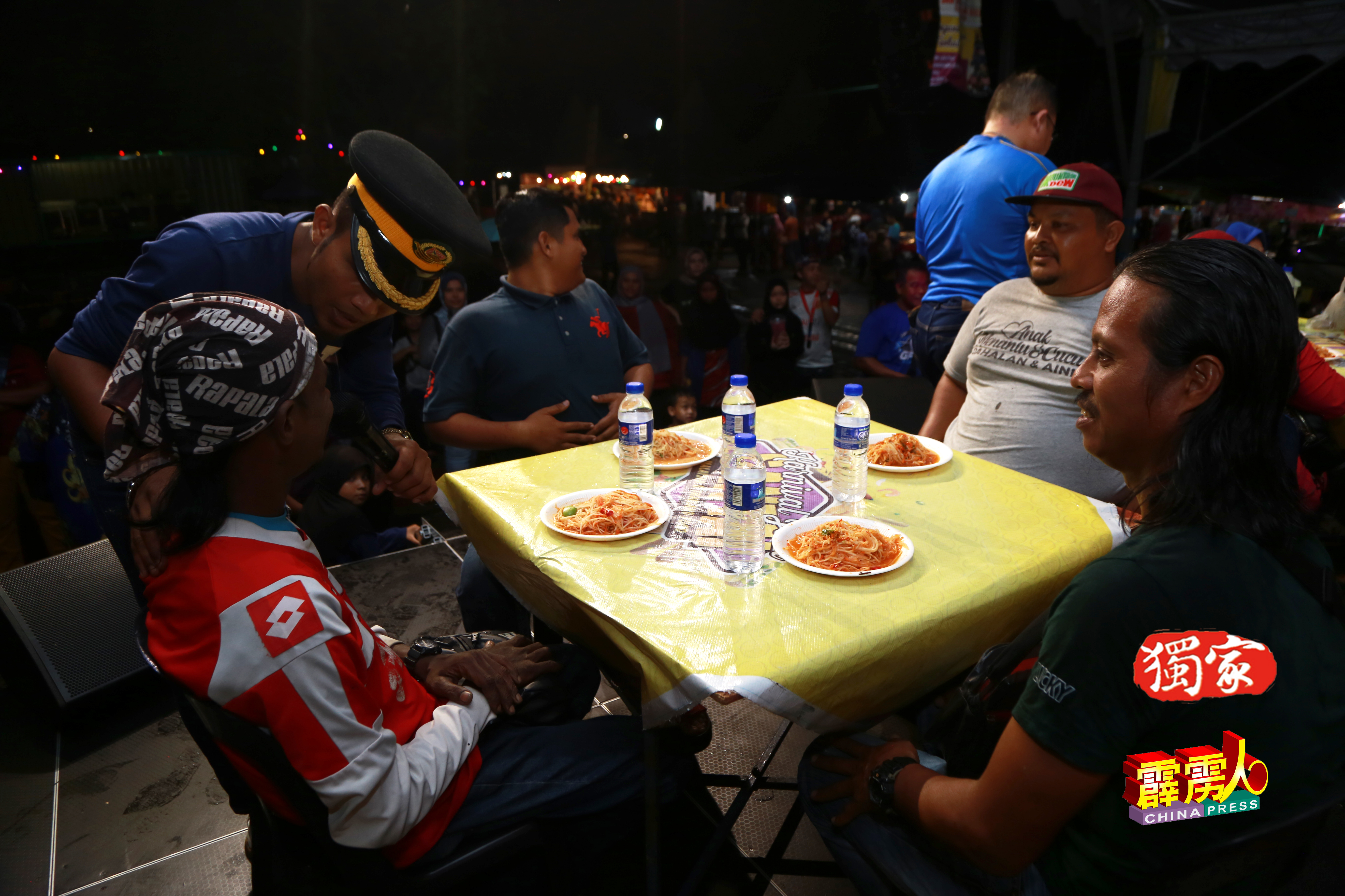 .吃泰国木瓜酸（Somtam）比赛开始前，主持人访问参赛者的心情，缓和紧张气氛。