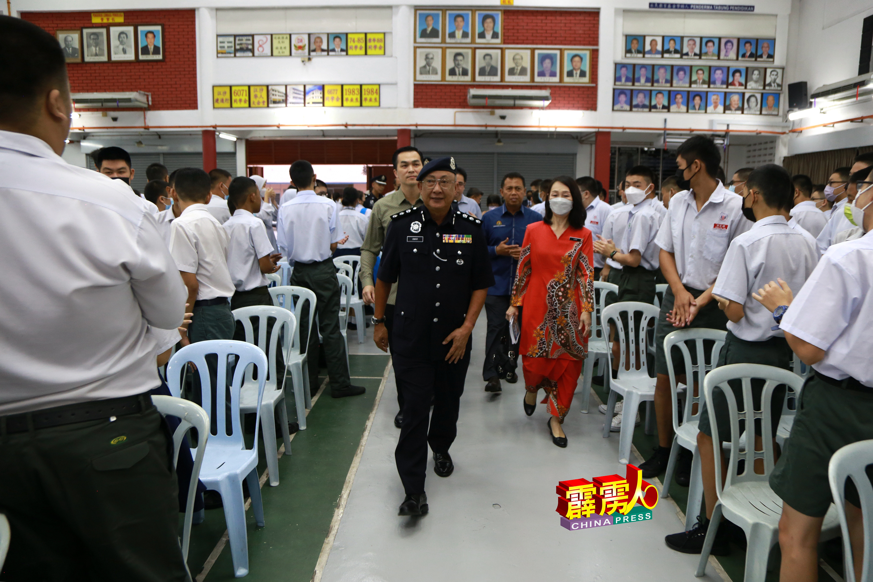 奥马峇迪（前）在梁健焜（后左起）、黄康宏、沙富安及李美玲的陪同下，进入学校礼堂。