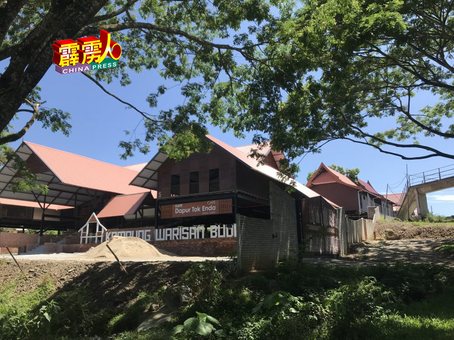 甘榜文化遗产村，属于一座以马来传统建筑为主轴的旅舍，每个建筑都会根据9个州属的建筑特点打造。