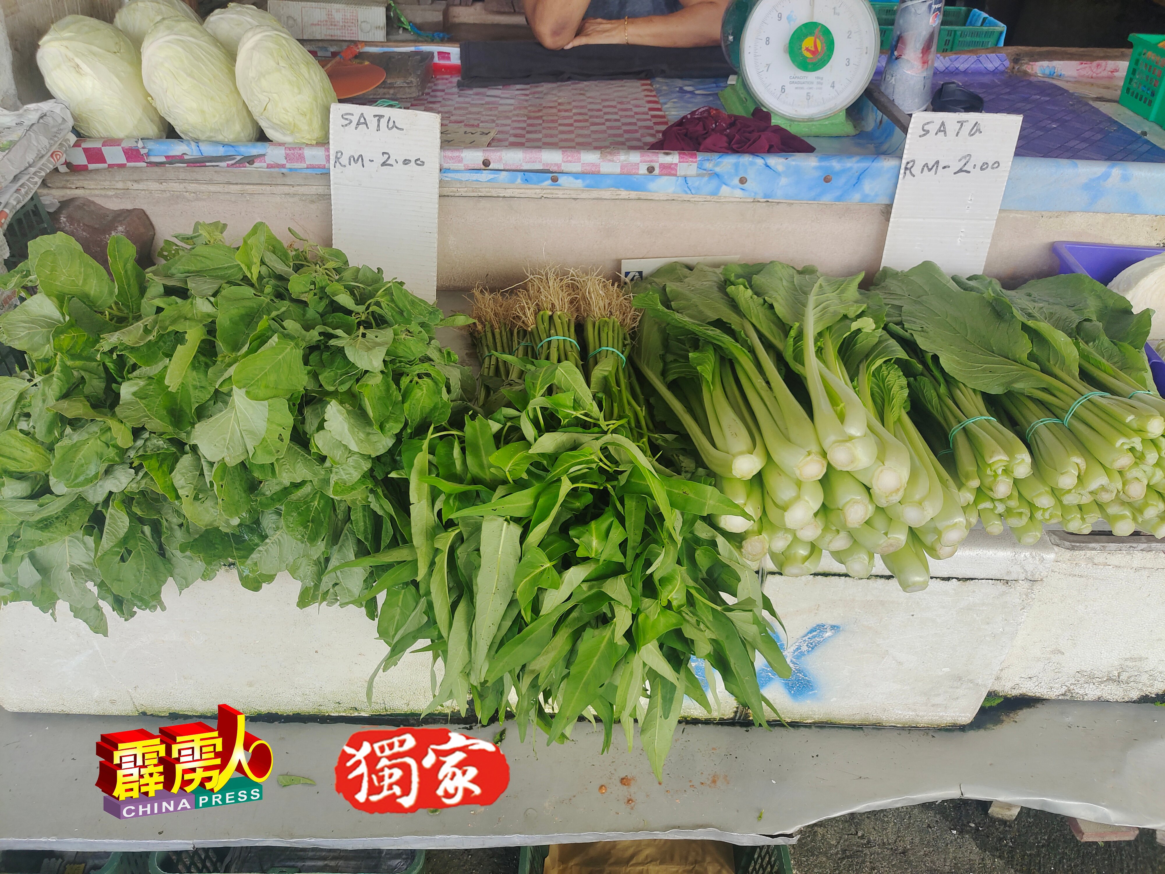 李秀蓉菜摊的所有蔬菜，一律是每束2令吉。