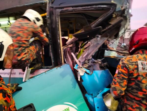 消拯员从窗口进入巴士，以协助遭夹住的司机脱困。