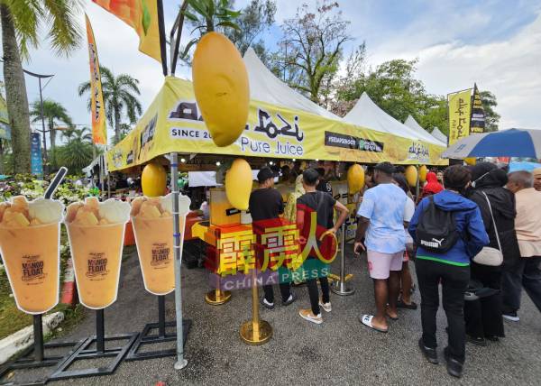 大批民众排队购买各种果汁。