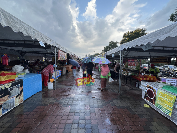 虽然天不作美，但市民仍撑伞逛市集。