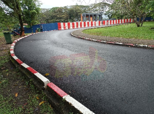 通往露天剧场的道路已铺上新的沥青，使道路焕然一新。