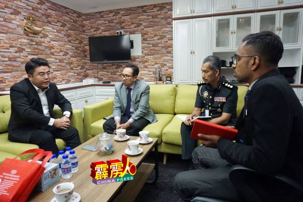 吴家良（左）也曾与霹雳州贸消局等人，商讨接下来一年的发展方向。