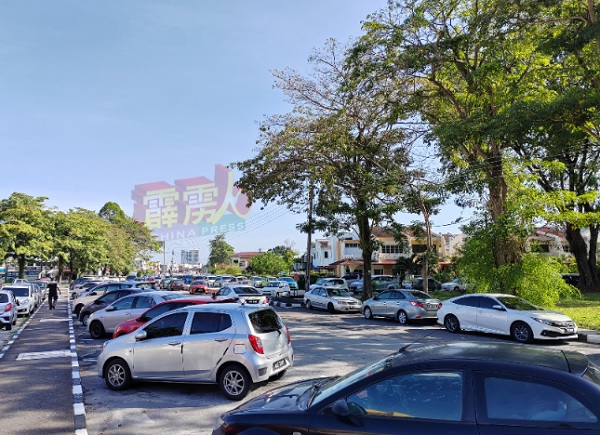 霹州内陆税收局怡保大厦外停车场车位难求。