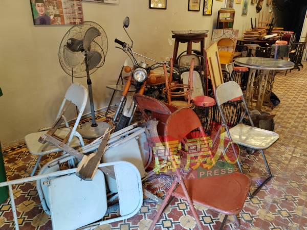 店内的桌椅、古董摩哆等，都被撞至毁坏。