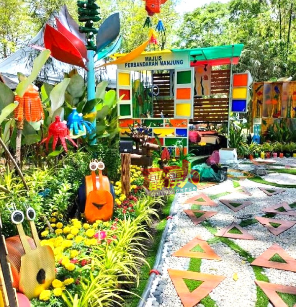 曼绒市议会的城市园艺设计作品中，大部分都是採用可再循环使用物品，提倡低炭的环保理念。