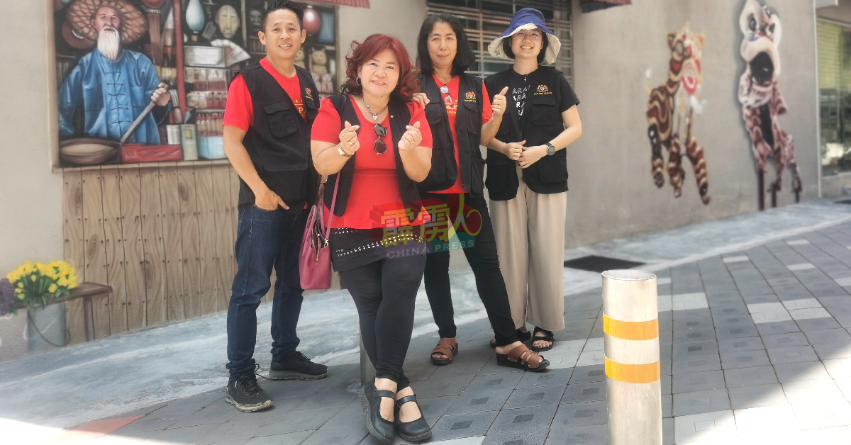 陈方辉（左起）、黄丽娟、谢莲香及陈可欣，参观甘文阁壁画街。