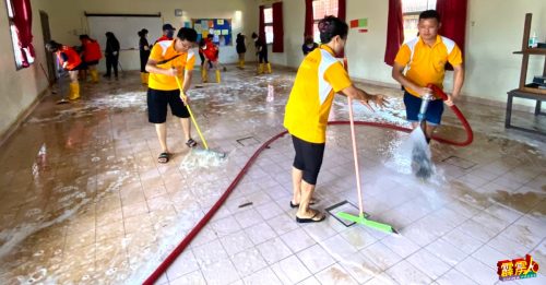 曼绒治安自救会“又”南下灾区   为2所小学洗刷刷   迎开学