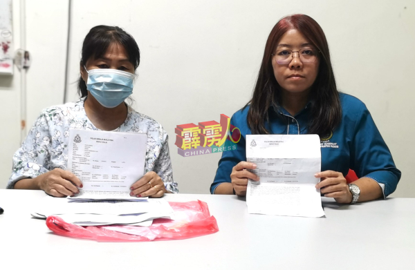 陈金凤（左起）向黄渼澐求助，并展示4张报案纸，要求警方能加速调查工作。