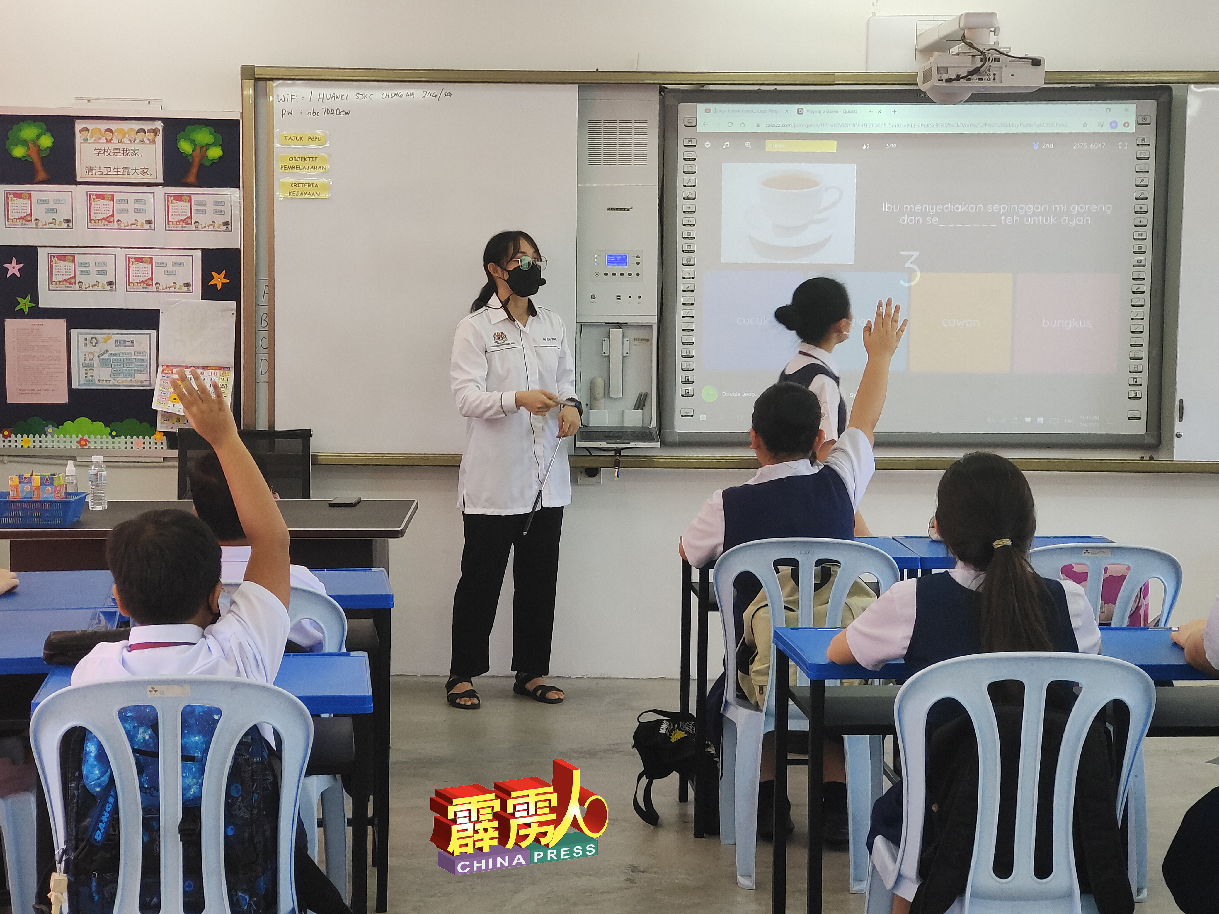 嘉宾们参观宜力中华小学数码教学过程，该校自从採用数码教学后，学生们更投入，更感兴趣学习。