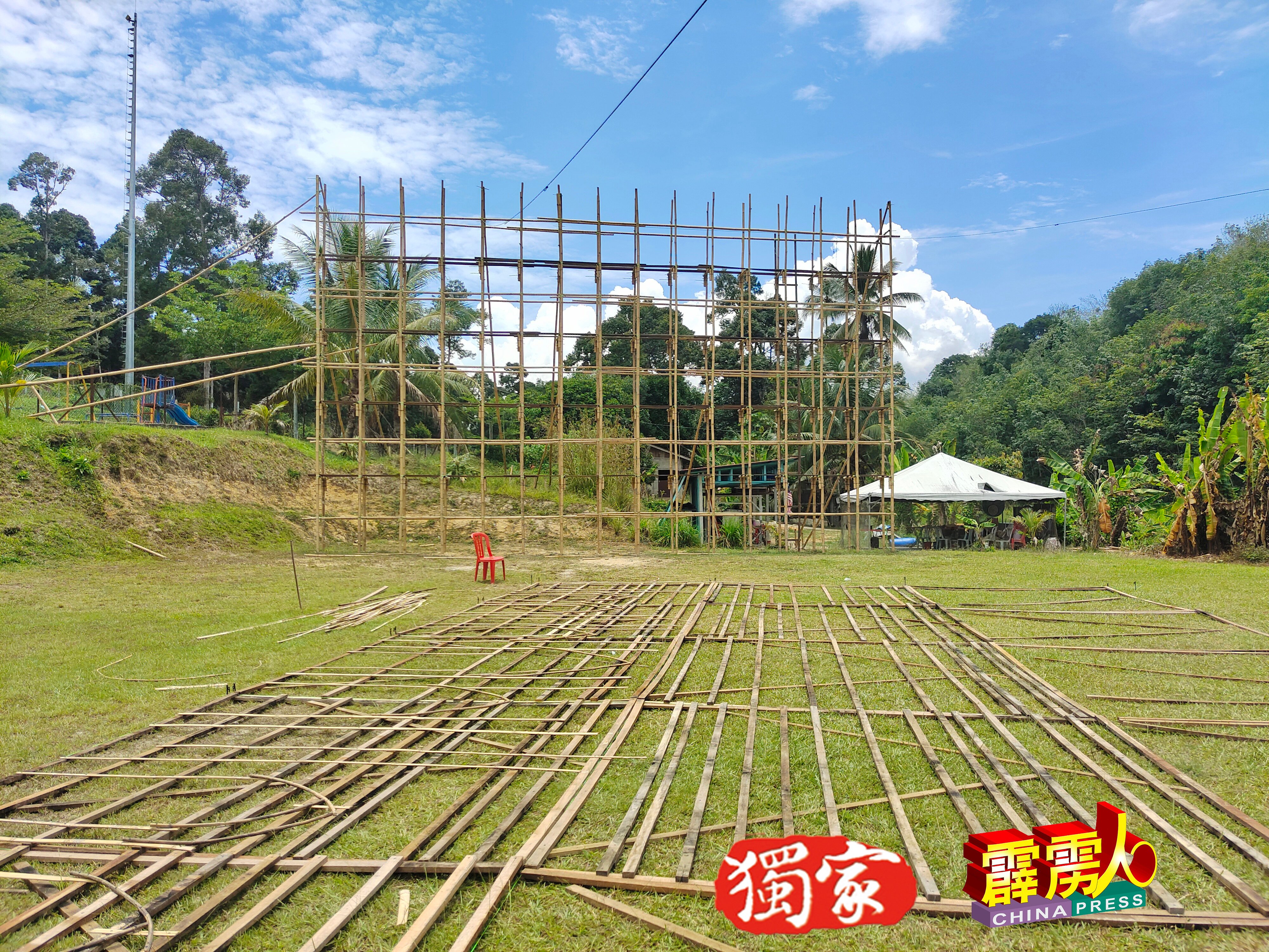 甘榜立布村民在两週前，已经搭建好今年传统土油灯的竹棚架。