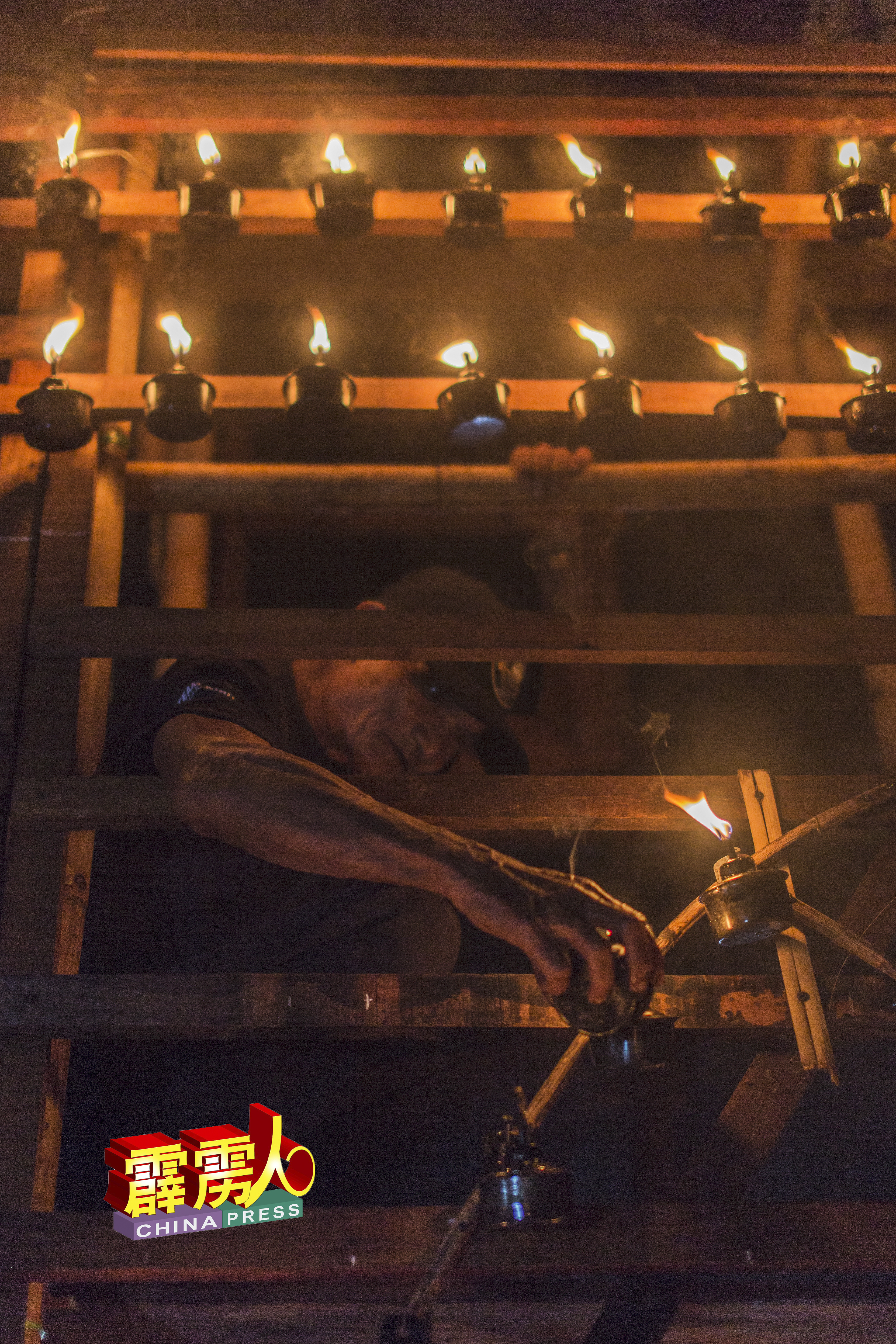 只要灯火熄灭，这名70馀岁的老村民曼苏，立即重新点灯。