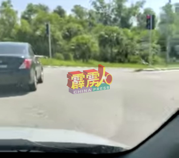 网民上载视频，轿车司机将手伸出车外，疑是抛弃一些物品。（视频截图）