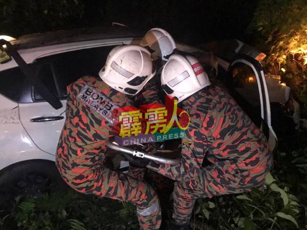 消拯员当下使用拯救工具撬车救人，并把该名女司机安全移出。