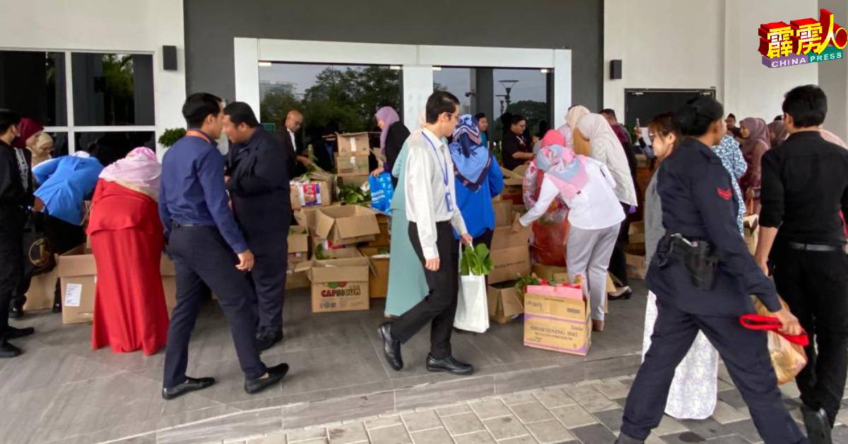 金马崙农民载送超过100盒，重达2吨的各类新鲜蔬菜到国会，吸引不少职员前往领取。（何子扬提供）