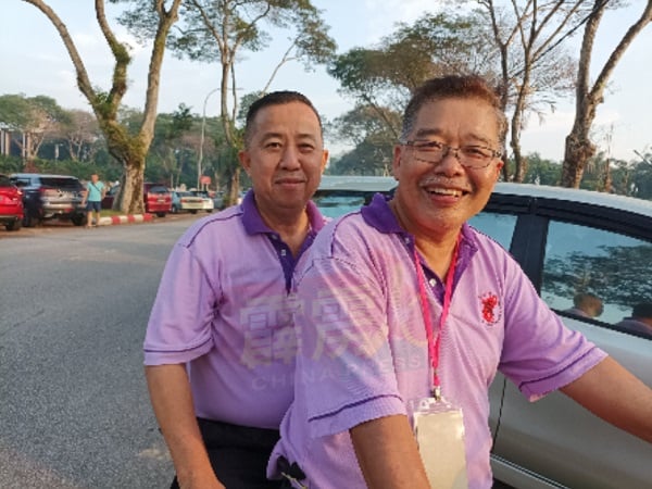 霹广东会馆会长赖冠福（右起）和总务黄德和，巡视义山利。