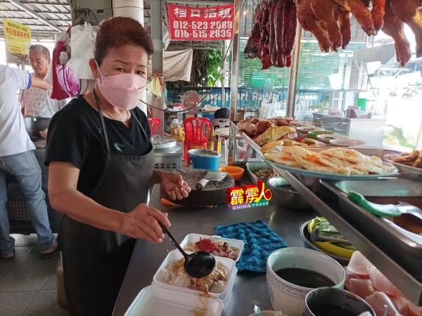 在兵如港新村好地方美食中心，经营烧腊和杂菜饭摊位的云姐，提供不少道在5令吉以下的食物。