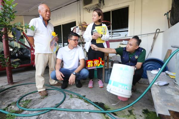 怡保市政厅卫生小组官员在住家检验积水容皿。