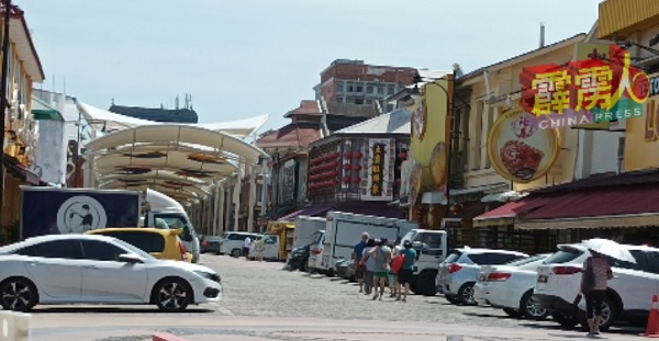 每逢连假，怡保新街场或旧街场将涌来大批游客，而出现塞车和人潮。