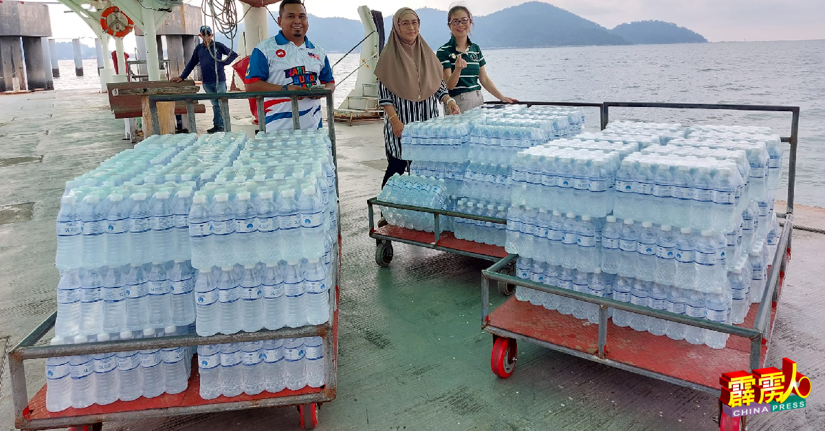 陈美橤（右）指玛丽娜名胜岛通过社企责任，捐出280箱共6720支饮用水给邦咯岛民。