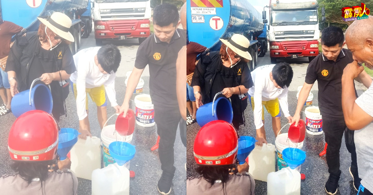 曼绒市议员黄丽娟（左）和黄天荣（左3）在甘文阁水槽车加水站，为民众加水忙！