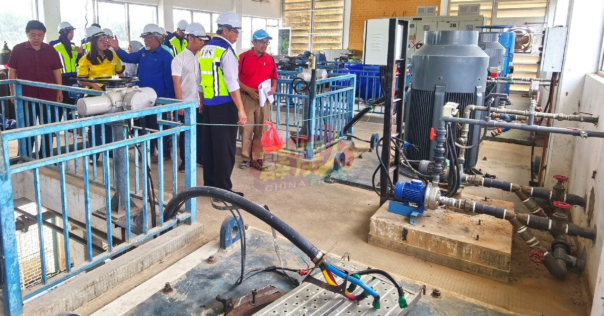 莫哈末尼查（右2）拉大队巡视直落哥巴燕滤水站维修工程和水运作。