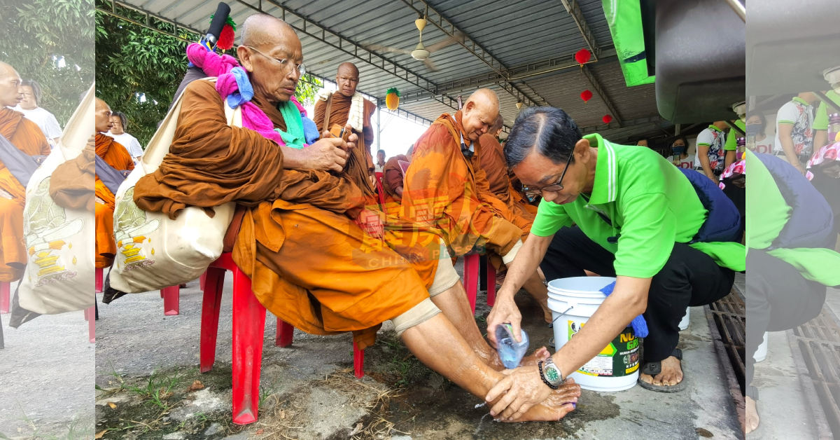 佛教会义工为行脚僧洗脚。