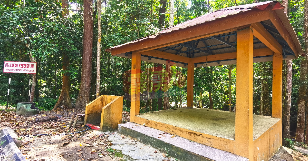 乌鲁丽晶丛林生态公园设有数座陈旧的凉亭和基设。