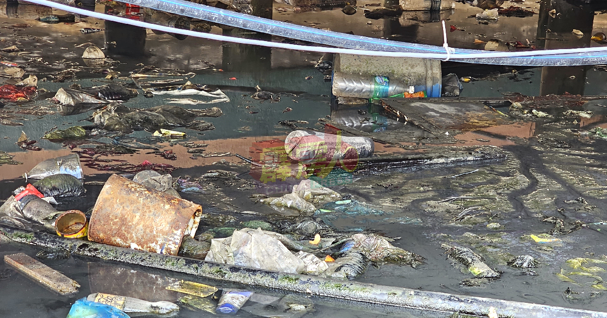 沿海的双礼佛地理位置，每逢涨退潮，当地高脚屋顶下都会出现许多人为垃圾！