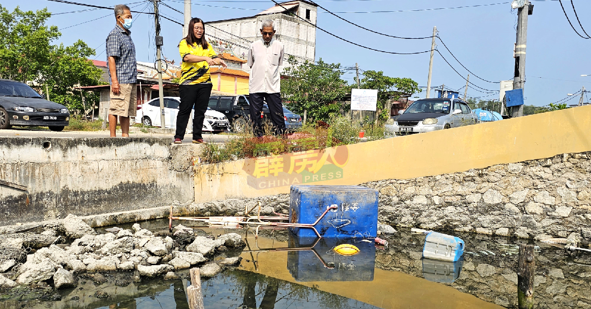 张拯民（左起）、黄渼澐和再诺巡视途中，发现大街旁的排水道堆满积水垃圾！